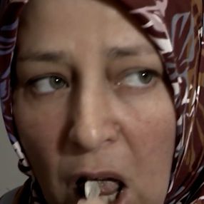 Çerez gibi inşaat molozu yiyen kadın, köyden toprak getirtiyor