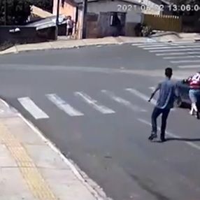 Brezilya’da, yokuşta kayan arabanın camından içeri atladı