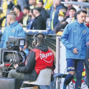 Mesut Özil'den Pereira'ya tepki