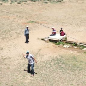 Antalya’da görüntülendiğini fark eden çoban, sopa ile drone kovaladı