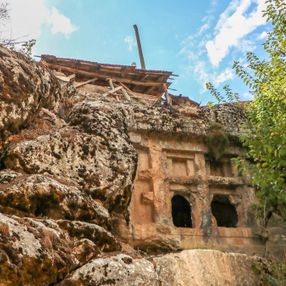 Antalya'daki definecilerin zarar verdiği tarihi mezarlar çöplüğe döndü