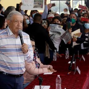 Meksika Devlet Başkanı Obrador'un konuşması sırasında toplantı basıldı