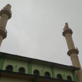 Aydın’da, devrilen minarenin altında kalmaktan saniyeler ile kurtuldular