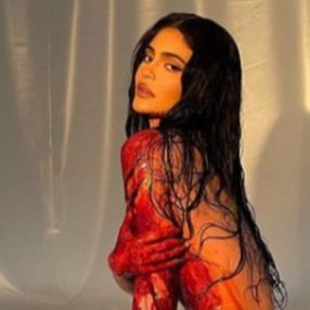 Kylie Jenner kanlar içinde poz verdi