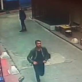 Taksim'de gençlere 'yolu açın' diyen turizmci, kalçasından vuruldu