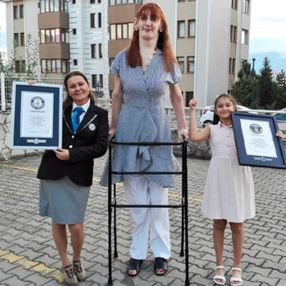 Dünyanın en uzun boylu kadını Rümeysa Gelgi Guinness Rekorlar Kitabı'nda