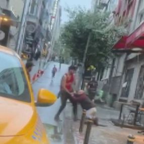 Şişli’de ABD’li turist, otel çalışanını darbedip yerde sürükledi