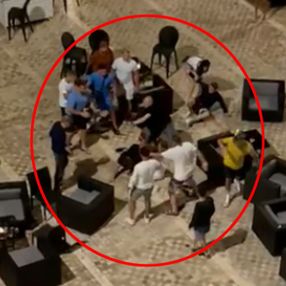 Antalya’da, Rus ve İngiliz turistler arasındaki 'kız arkadaşıma baktın' kavgası kamerada