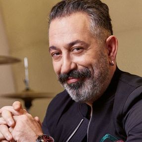 Cem Yılmaz'dan aşı karşıtlarına: Çip takılacaksa Viagra ile takılırdı