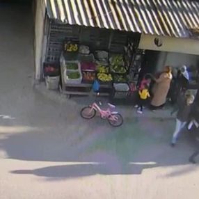 Siirt'te sahte polisler, market ve raflardan kaçak sigara aldı