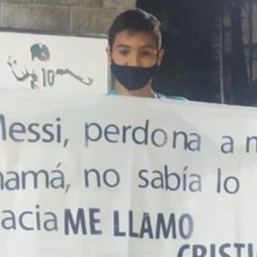 Küçük Arjantinli taraftarın Messi pankartı