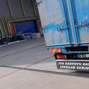 Bir zamanlar kamyon arkası yazılar vardı