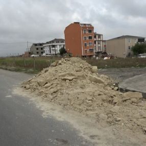 Arnavutköy’de hafriyat kamyonu, mahalle içinde kaçak döküm yaptı