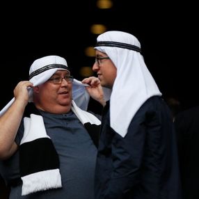 Newcastle United taraftarları stada Arap kıyafetleriyle gitti