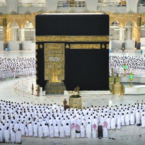 Mescid-i Haram'da sosyal mesafesiz ilk namaz kılındı