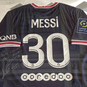 Lionel Messi imzalı formasını Papa Francis'e gönderdi