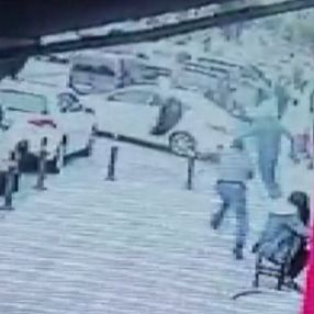 Maltepe’de, açık kapıdan gaspçıların aracının içine atladı