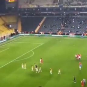 Fenerbahçe tribünlerinden futbolculara önce alkış sonra protesto