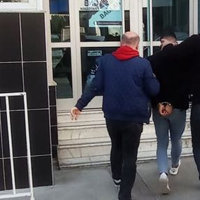 İzmir'de polis aracıyla video çeken şüpheliye gözaltı