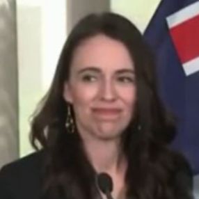 Jacinda Ardern, basın toplantısında depreme yakalandı