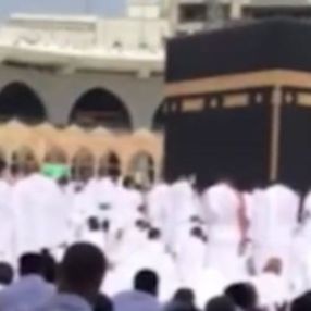 Kabe'de sosyal mesafesiz ilk cuma namazı kılındı