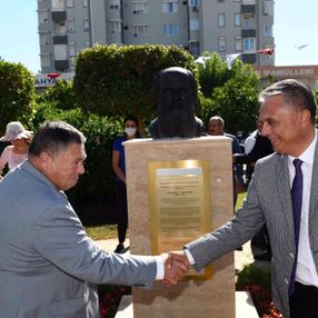 CHP'li Muratpaşa Belediyesi hediye edilen Tolstoy büstünü açtı