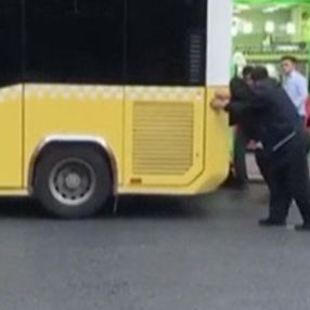 Fatih'te İETT otobüsü arıza yaptı
