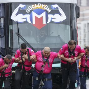 Metro İstanbul'da 'Strongman Challenge': 47 tonluk tren çektiler