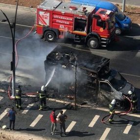 Diyarbakır’da, alevlere su ile müdahale kamyoneti küle çevirdi