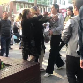 Denizli'de iki kadın sokak ortasında tekme tokat kavga etti