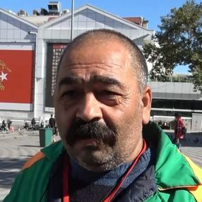 Bursa'da temizlik görevlisi bulduğu para dolu çantayı sahibine teslim etti