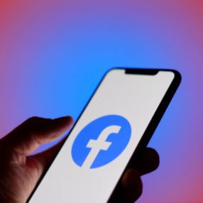 Facebook, iPhone'lardan konum verilerini topluyor