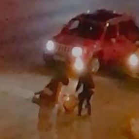 Isparta’da taksiden indirdikleri adamı darbettiler