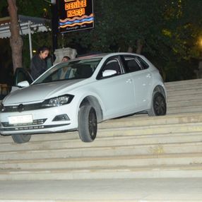 Antalya'da navigasyona uydu, parkın merdivenlerinde asılı kaldı