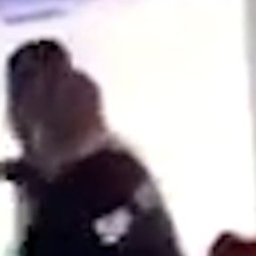 İngiltere'de güvenlik görevlisi, siyahi adamı tek yumrukla bayılttı