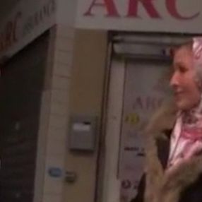 Fransa'nın İslam düşmanı siyasetçisinden 'başörtüsü çıkartma şovu'
