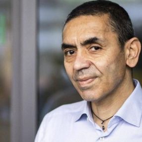 Uğur Şahin'in 'nazar boncuklu' kolyesi