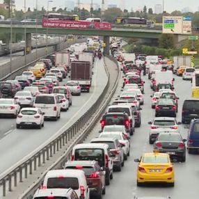 Yarım günlük mesai, İstanbul'da trafiği olumsuz etkiledi