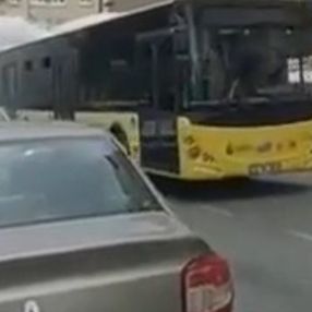 Üsküdar’da İETT otobüsü dumanlar içerisinde ilerledi