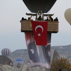 Kapadokya'da balonlar Türk bayrakları ve Atatürk posteri ile uçtu