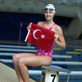 Milli yüzücü Zeynep Güneş altın madalya kazandı