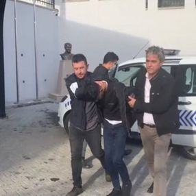 Maltepe'de, yaşlı kadını dolandırmaya giderken polise yakalandı