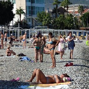 Antalya'daki turistlerin deniz keyfi sürüyor
