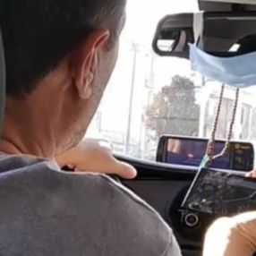 İstanbul'da seyir halinde at yarışı izleyen taksici pes dedirtti