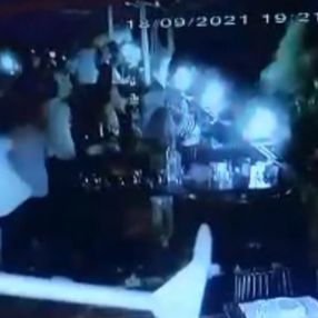 İstanbul'da yemek yiyen kadının üzerine tente devrildi