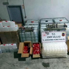İzmir'de sahte alkol operasyonu: Binlerce litre ele geçirildi