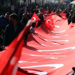 Şehit yakınları İyi Partili Lütfü Türkkan'ı protesto etti
