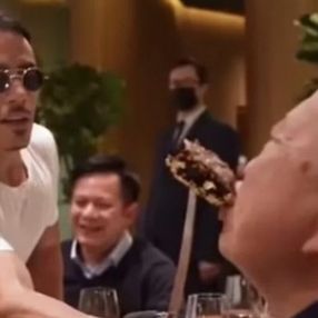 Vietnamlı komünist bakan, Nusret'te altın kaplamalı et yedi