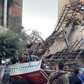 Malatya'da bina çöktü