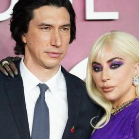 Lady Gaga, iç çamaşırını gösterdi